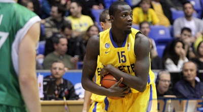 שון ג´יימס מחבק את הכדור כמו תינוק (יוסי ציפקיס) שון ג´יימס מחבק את הכדור כמו תינוק (יוסי ציפקיס)