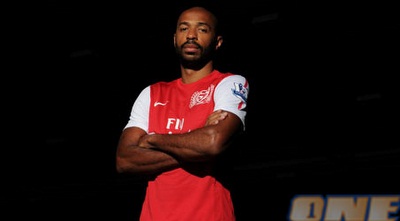 הנרי מוצג במדי ארסנל (האתר הרשמי של ארסנל)