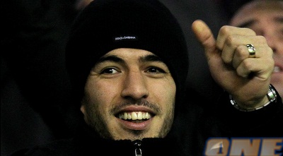 סוארז המורחק נראה מרוצה ביציעים של אנפילד (GettyImages) סוארז המורחק נראה מרוצה ביציעים של אנפילד (GettyImages)