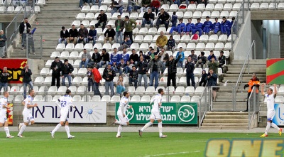 שחקני קרית שמונה, כל אחד בתורו, מגיע לברך את אבוחצירא (יניב גונן)