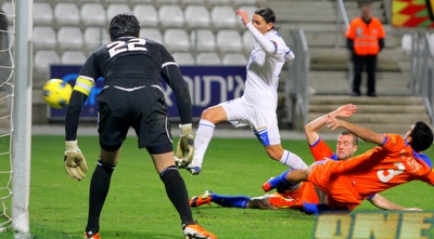 אדריאן רוצ´ט היה מהיר מכולם והפציץ מקרוב (יניב גונן)