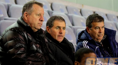 אלי גוטמן צופה במשחק לצידו של דני נוימן (שי לוי)