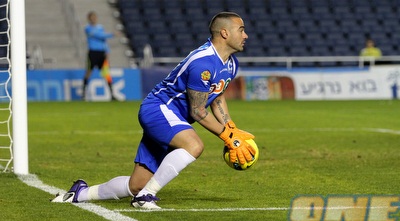 אמיר אדרי. אין לו יותר מדי עבודה, אבל כדור אחד הוא הוציא מהרשת (שי לוי)