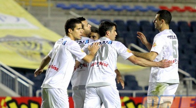 ניר נחום חוגג עם החברים (שי לוי)