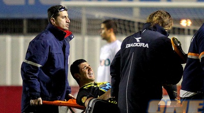 פאסוס מפונה לאחר הפציעה (שי לוי)