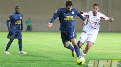 גל אראל מנסה לעצור את רפי עמוס (עמית מצפה)