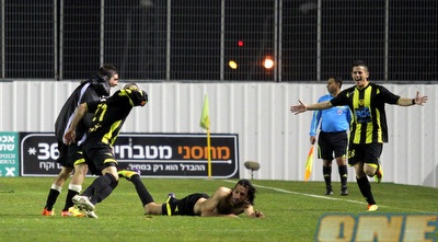 שחקני בית&qout;ר חוגגים עם סטיבן כהן (שי לוי)