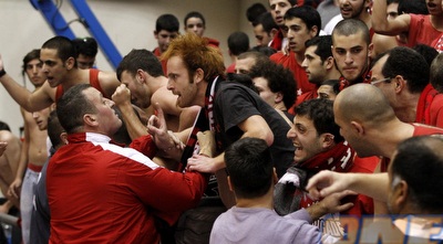 אוהדי ירושלים מתעמתים עם הסדרנים (יוסי ציפקיס)