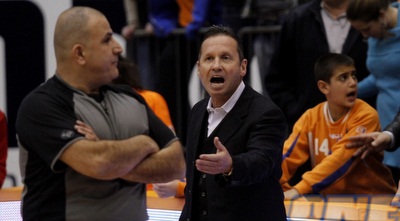 יו&qout;ר המנהלת, אבנר קופל צופה על המהומה (יוסי ציפקיס) יו&qout;ר המנהלת, אבנר קופל צופה על המהומה (יוסי ציפקיס)