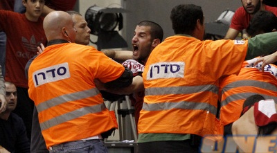 המהומה הגדולה בין הסדרנים לאוהדים (יוסי ציפקיס) המהומה הגדולה בין הסדרנים לאוהדים (יוסי ציפקיס)