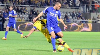 עמיר נוסבאום מחלץ את הכדור מברק יצחקי (יניב גונן) עמיר נוסבאום מחלץ את הכדור מברק יצחקי (יניב גונן)