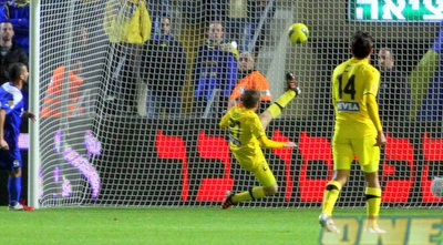 שרן ייני לא מצליח למנוע את השער של תומר סוויסה (יניב גונן) שרן ייני לא מצליח למנוע את השער של תומר סוויסה (יניב גונן)