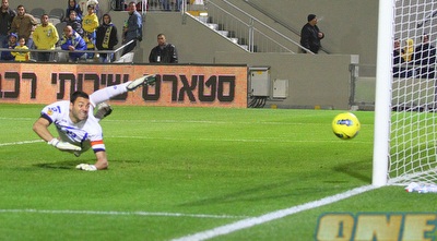 הכדור של אלירן עטר פוגע בקורה (יניב גונן) הכדור של אלירן עטר פוגע בקורה (יניב גונן)