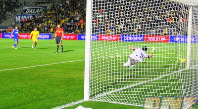 גל ניר הודף את הפנדל של ברק יצחקי (יניב גונן) גל ניר הודף את הפנדל של ברק יצחקי (יניב גונן)