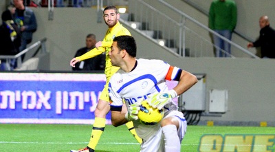 גל ניר קולט עוד כדור. משחק מצוין לשוער הוותיק (יניב גונן) גל ניר קולט עוד כדור. משחק מצוין לשוער הוותיק (יניב גונן)