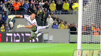 הקורה שוב מצילה את גל ניר (יניב גונן) הקורה שוב מצילה את גל ניר (יניב גונן)