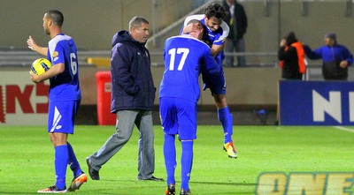 שחקני רמה&qout;ש חוגגים ניצחון בבלומפילד (יניב גונן) שחקני רמה&qout;ש חוגגים ניצחון בבלומפילד (יניב גונן)