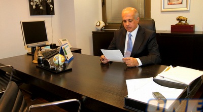 אבי לוזון אמש במשרדו. משדר עסקים כרגיל (שי לוי) אבי לוזון אמש במשרדו. משדר עסקים כרגיל (שי לוי)