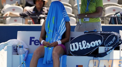 אזרנקה מתגוננת מהשמש האוסטרלית (רויטרס)