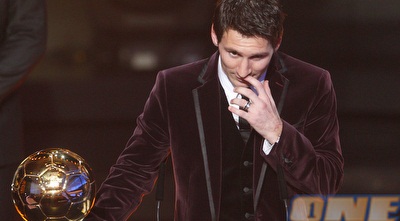 ליונל מסי מרכין ראש בטקס של פיפ&qout;א (רויטרס)