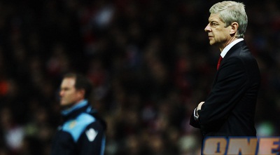 ונגר וסיימון גרייסון צופים בחניכים שלהם (GettyImages)