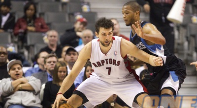 ברניאני חופר בדרך לסל. שימו לב לאוהד המשועמם (רויטרס)