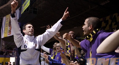 רוט בחגיגה הקבועה עם האוהדים בסיום המשחק (יוסי ציפקיס) רוט בחגיגה הקבועה עם האוהדים בסיום המשחק (יוסי ציפקיס)