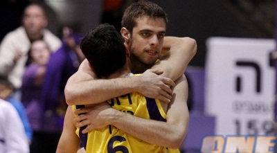 רוט ודניאל בחיבוק ששווה חצי גמר (יוסי ציפקיס) רוט ודניאל בחיבוק ששווה חצי גמר (יוסי ציפקיס)