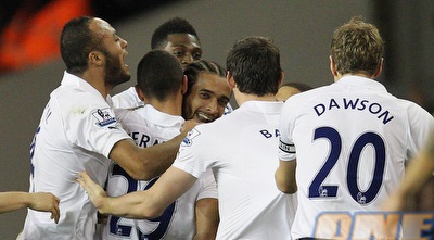 שחקני טוטנהאם עם אסו אקוטו (GettyImages)