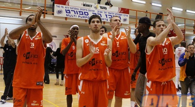 שחקני מכבי ראשל&qout;צ חוגגים (יוסי ציפקיס)