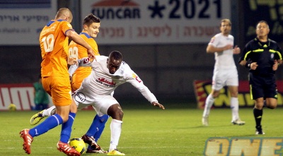 דני פרדה מנסה לחטוף לדודו אברהם (איתי ישראל) דני פרדה מנסה לחטוף לדודו אברהם (איתי ישראל)