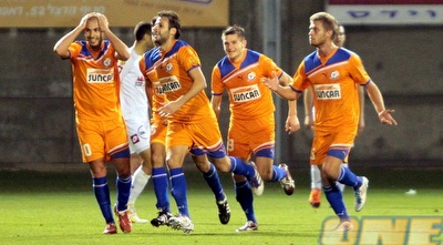 אסי בלדוט חוגג עם חבריו (איתי ישראל) אסי בלדוט חוגג עם חבריו (איתי ישראל)