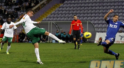 מוחמגד גדיר בועט מהאוויר, גל ניר הצליח להדוף (יוסי ציפקיס)