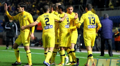 עטר חוגג עם שאר השחקנים (שי לוי)