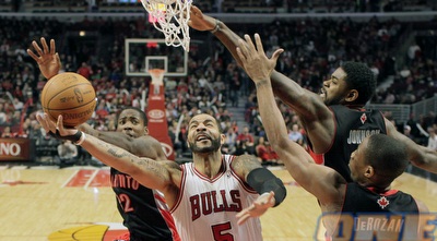 שחקני טורונטו מנסים לעצור את קרלוס בוזר (רויטרס) שחקני טורונטו מנסים לעצור את קרלוס בוזר (רויטרס)