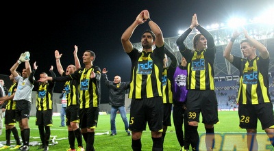 שחקני בית&qout;ר חוגגים (שי לוי)