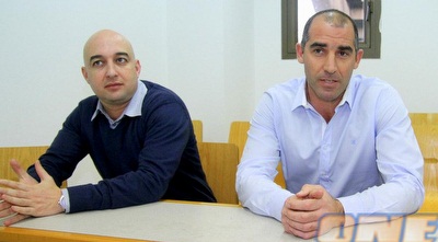 איציק קורנפיין ועו&qout;ד אלעד אייזנברג בבית הדין (יניב גונן) איציק קורנפיין ועו&qout;ד אלעד אייזנברג בבית הדין (יניב גונן)