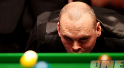 סטיוארט בינגהאם מביט בשולחן בסקרנות (GettyImages) סטיוארט בינגהאם מביט בשולחן בסקרנות (GettyImages)