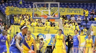 שלטי המחאה של אוהדי מכבי ת&qout;א (יניב גונן)