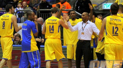 שחקני מכבי יורדים מרוצים לפסק הזמן (יניב גונן)