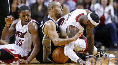 זה לברון ג´יימס על הברכיים שלך או שאתה סתם שמח לראות אותי? (רויטרס)