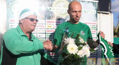 אדין צוצאליץ´ מקבל פרחים מהאוהד ואסילי (עמית מצפה)