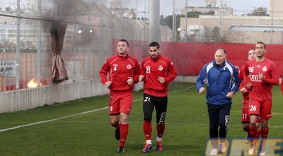 שחקני הפועל על רקע העשן (דרור רוזנפלד)