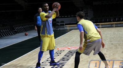 יוגב אוחיון שומר על קית´ לנגפורד באימון (עומר גבע, אתר מכבי ת&qout;א)