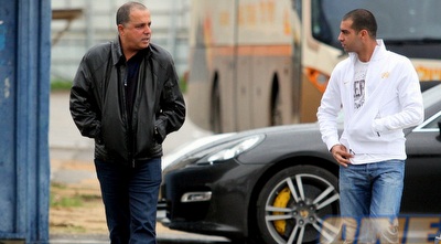 עמוס לוזון מגיע לאימון. יערוך שיחה קשה לשחקנים (משה חרמון)