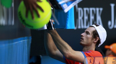 מארי חותם על הכדורים אחרי הניצחון על נישקורי (רויטרס)