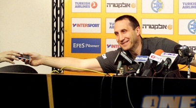 דייויד בלאט מחזיר את הפלאפון לאחר התקרית המשעשעת (משה חרמון)