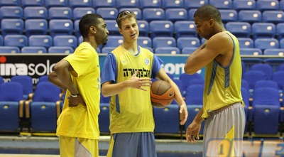 הנדריקס, שאייר ולנגפורד מתייעצים איך לנצח את בארסה (משה חרמון)