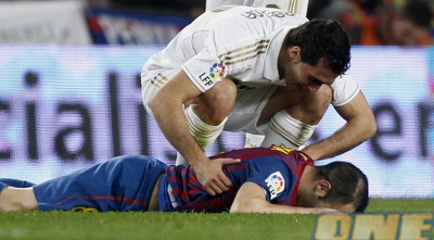 ארבלואה מנחם את אינייסטה אחרי התיקול (רויטרס) ארבלואה מנחם את אינייסטה אחרי התיקול (רויטרס)