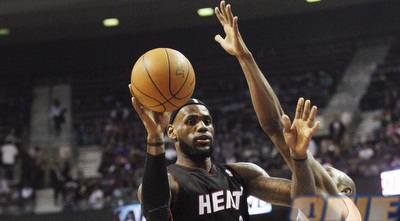 לברון מול סטאקי בניצחון של מיאמי (רויטרס) לברון מול סטאקי בניצחון של מיאמי (רויטרס)